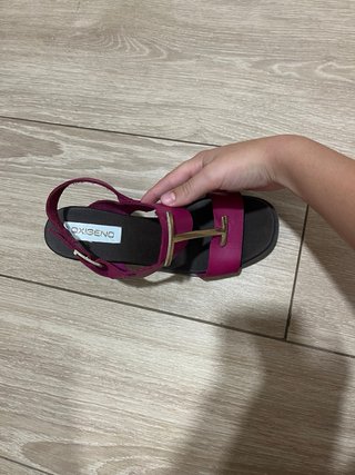 Sandalias de tacón rosa fucsia con detalle dorado