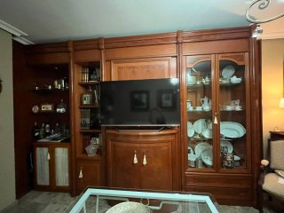 Mueble de salón de madera y cristal