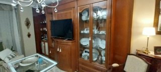 Mueble de salón de madera y cristal