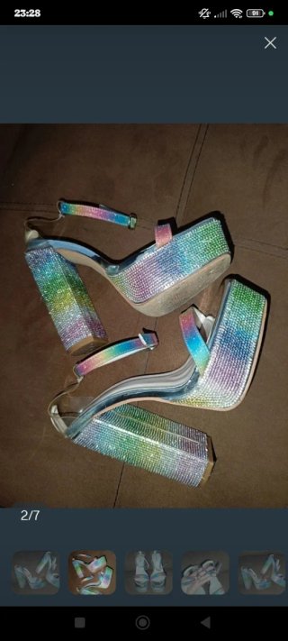 Sandalias de plataforma con pedrería arcoíris