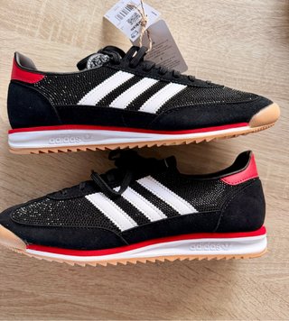 Adidas Zapatillas Negras con Detalles Rojos