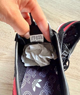 Adidas Zapatillas Negras con Detalles Rojos