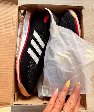 Adidas Zapatillas Negras con Detalles Rojos