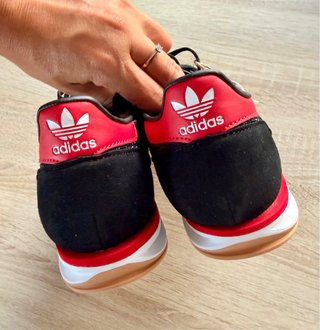 Adidas Zapatillas Negras con Detalles Rojos