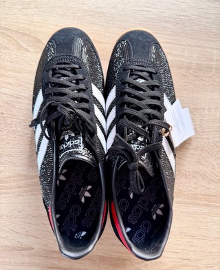 Adidas Zapatillas Negras con Detalles Rojos