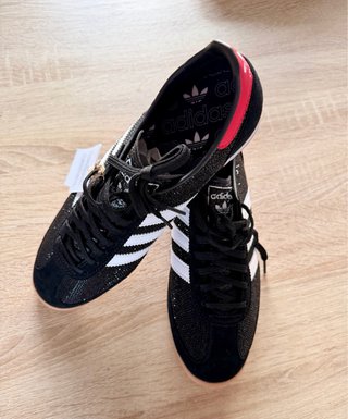Adidas Zapatillas Negras con Detalles Rojos