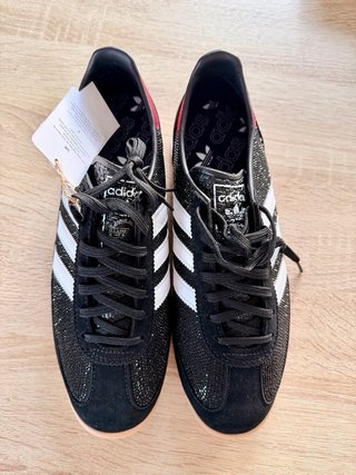 Adidas Zapatillas Negras con Detalles Rojos