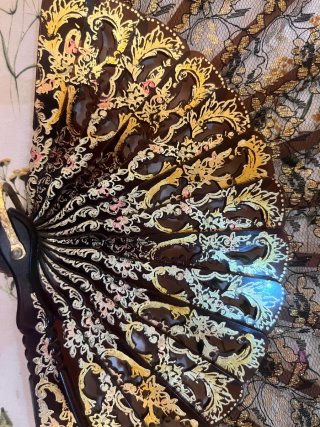 Abanico vintage encaje floral negro y dorado