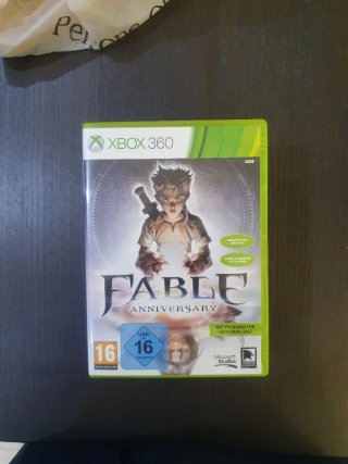Xbox 360 con Kinect e giochi vari.