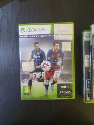 Xbox 360 con Kinect e giochi vari.