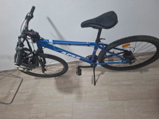 Bicicleta azul de montaña