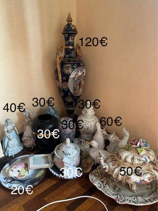 Jarrón y figuras de porcelana