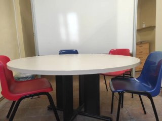 Tavoli rotondi e basi metalliche
