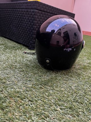 Casco de moto negro brillante