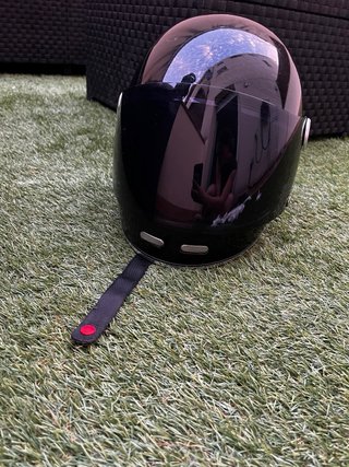 Casco de moto negro brillante