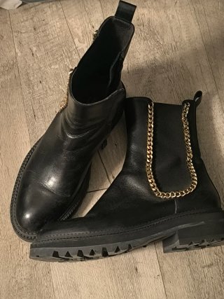 Botas negras con cadena dorada