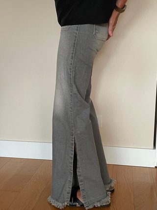 Pantalones vaqueros grises acampanados