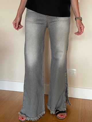 Pantalones vaqueros grises acampanados
