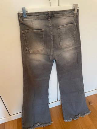 Pantalones vaqueros grises acampanados