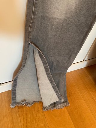 Pantalones vaqueros grises acampanados