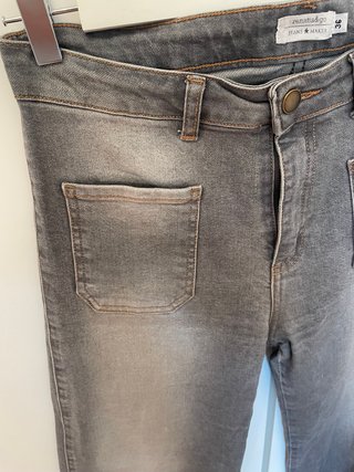 Pantalones vaqueros grises acampanados