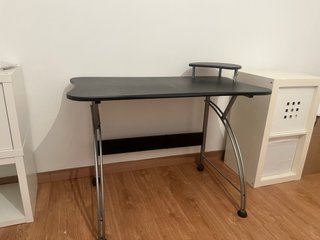 Mesa de estudio negra y gris