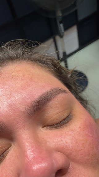 Diseño de cejas profesional