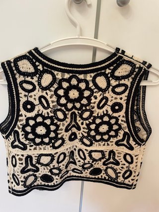 Chaleco de crochet beige y negro