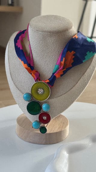 Collana a foulard colorata con ciondolo
