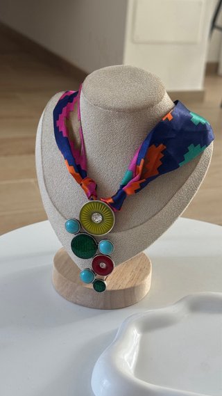 Collana a foulard colorata con ciondolo
