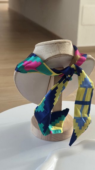 Collana a foulard colorata con ciondolo