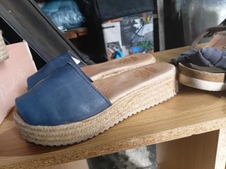 Cuñas de verano negras y azules talla 38