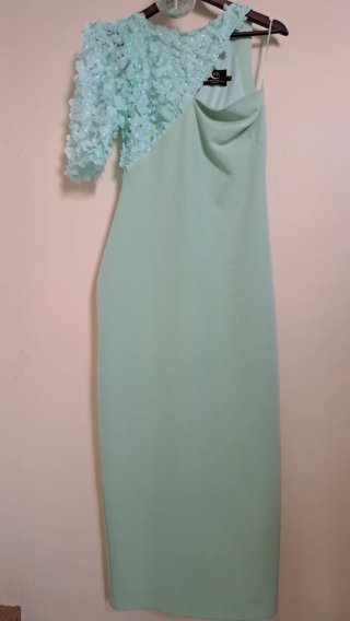 Vestido verde con detalles florales