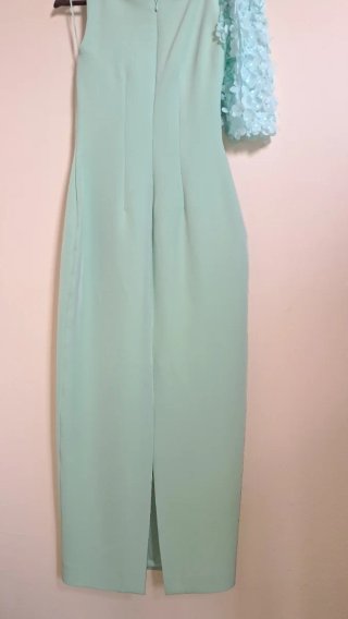 Vestido verde con detalles florales