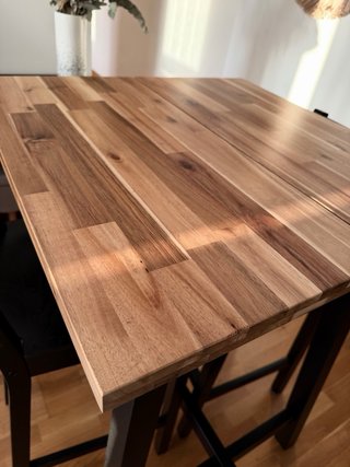 Mesa de cocina alta y banquetas