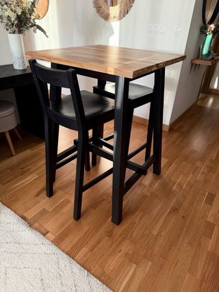 Mesa de cocina alta y banquetas