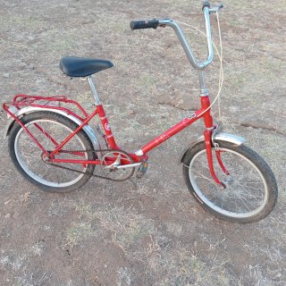 Bicicleta clásica roja plegable