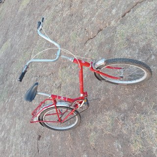 Bicicleta clásica roja plegable