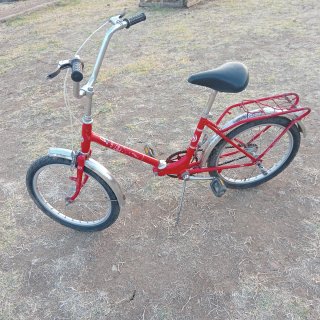 Bicicleta clásica roja plegable
