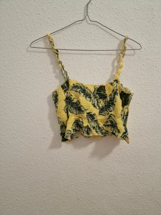 Top amarillo con estampado de hojas