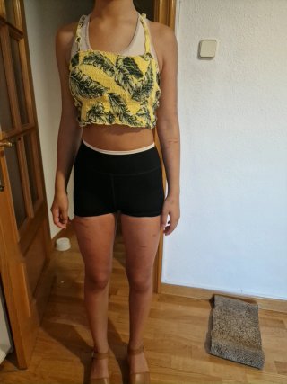 Top amarillo con estampado de hojas