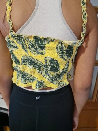 Top amarillo con estampado de hojas