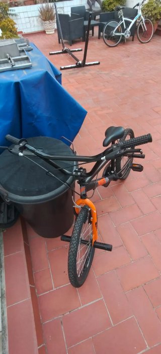 Bicicleta BMX Negra y Naranja