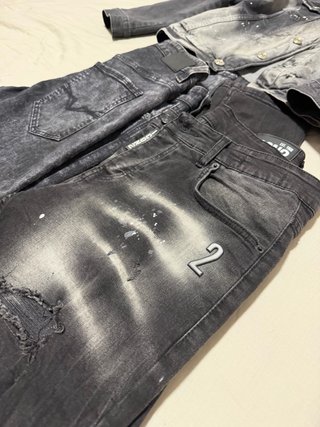 Lote 3 prendas: Chaqueta tejana y 2 tejanos.
