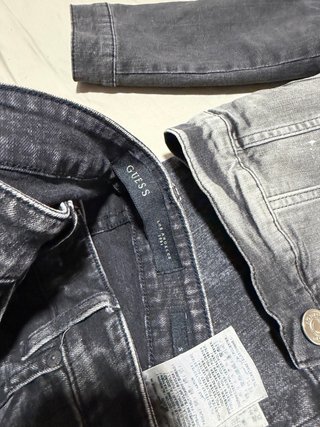 Lote 3 prendas: Chaqueta tejana y 2 tejanos.