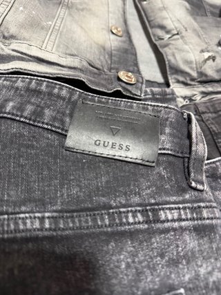 Lote 3 prendas: Chaqueta tejana y 2 tejanos.