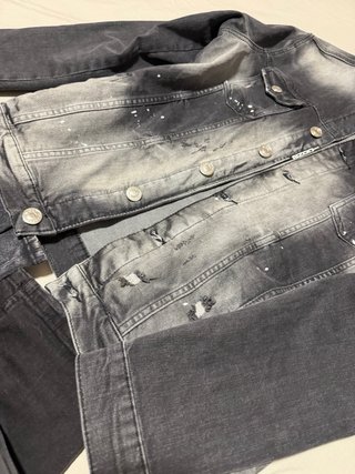Lote 3 prendas: Chaqueta tejana y 2 tejanos.