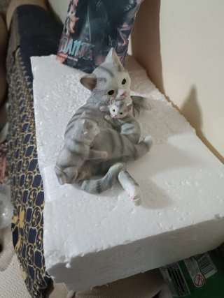 Figura Gatita con dos crías 18cm de largo decoraci