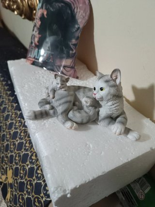 Figura Gatita con dos crías 18cm de largo decoraci