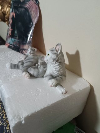 Figura Gatita con dos crías 18cm de largo decoraci